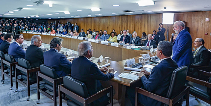  "Não vamos permitir que democracia escape das nossas mãos", diz Lula